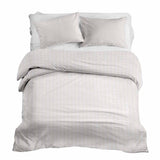 Set di biancheria da letto con coperta terapeutica a quadretti chiari