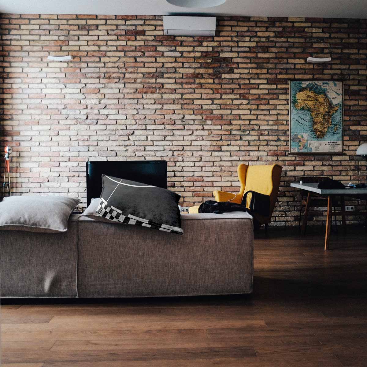 Cuscino sanitario grigio scuro con strisce bianche