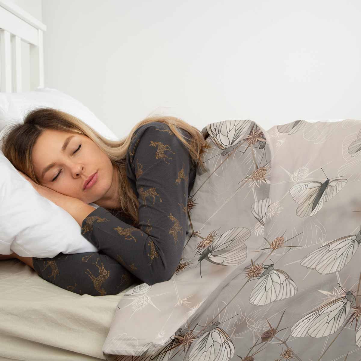 Set di biancheria da letto beige con coperta terapeutica e tarme