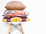 Cuscino sanitario beige con foglie colorate