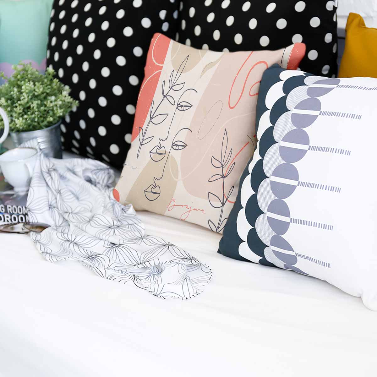 Cuscino salute beige con volto astratto