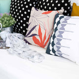 Cuscino sanitario beige con foglie colorate