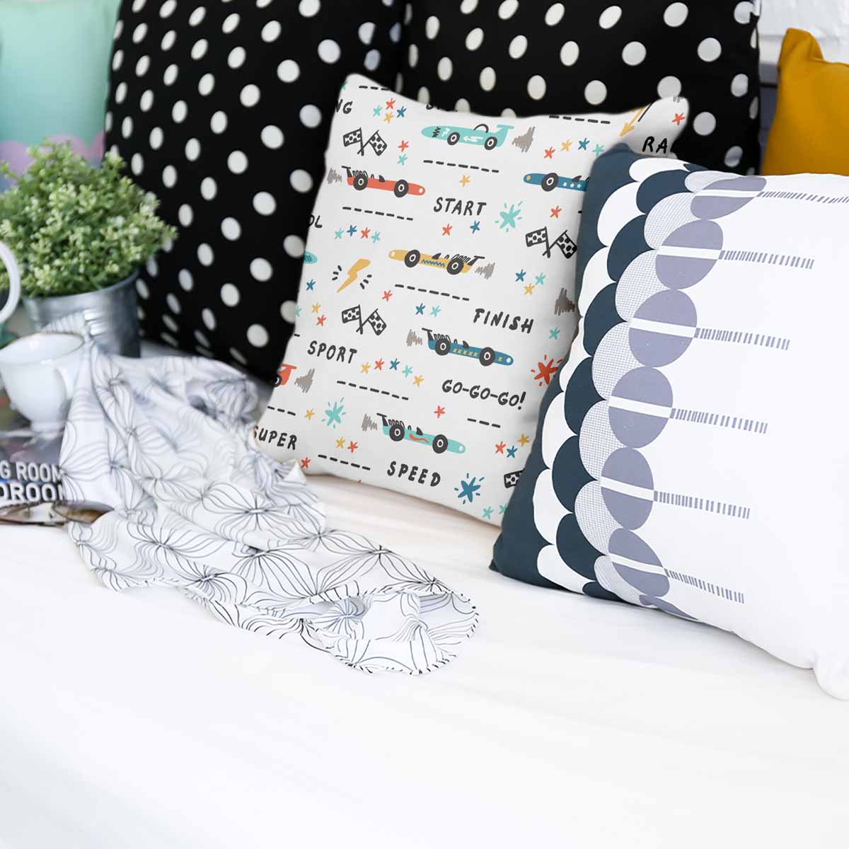 Cuscino sanitario bianco con macchine da corsa