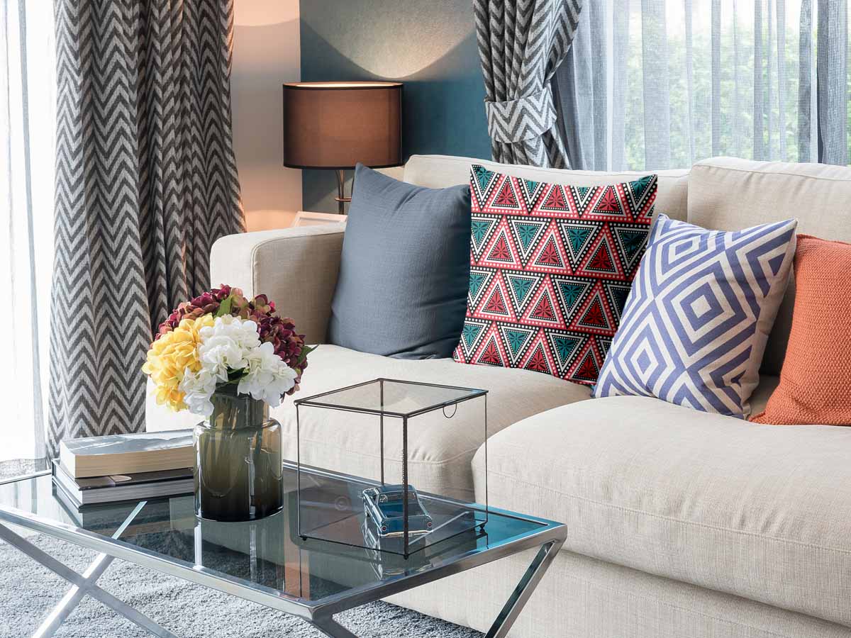 Cuscino sanitario con triangoli colorati