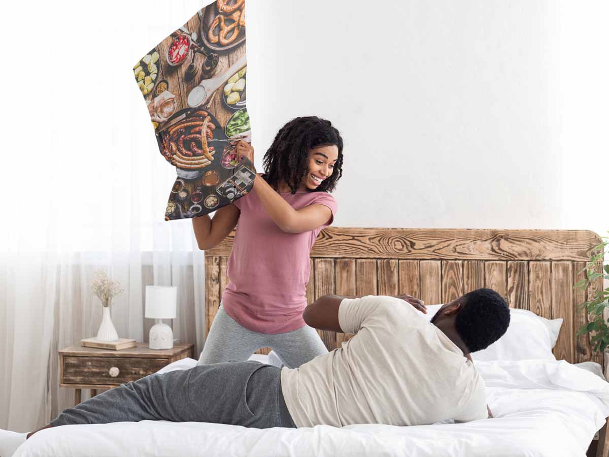 Cuscino sanitario con piatto di salsicce