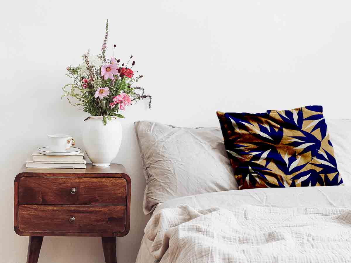 Cuscino sanitario marrone con foglie blu