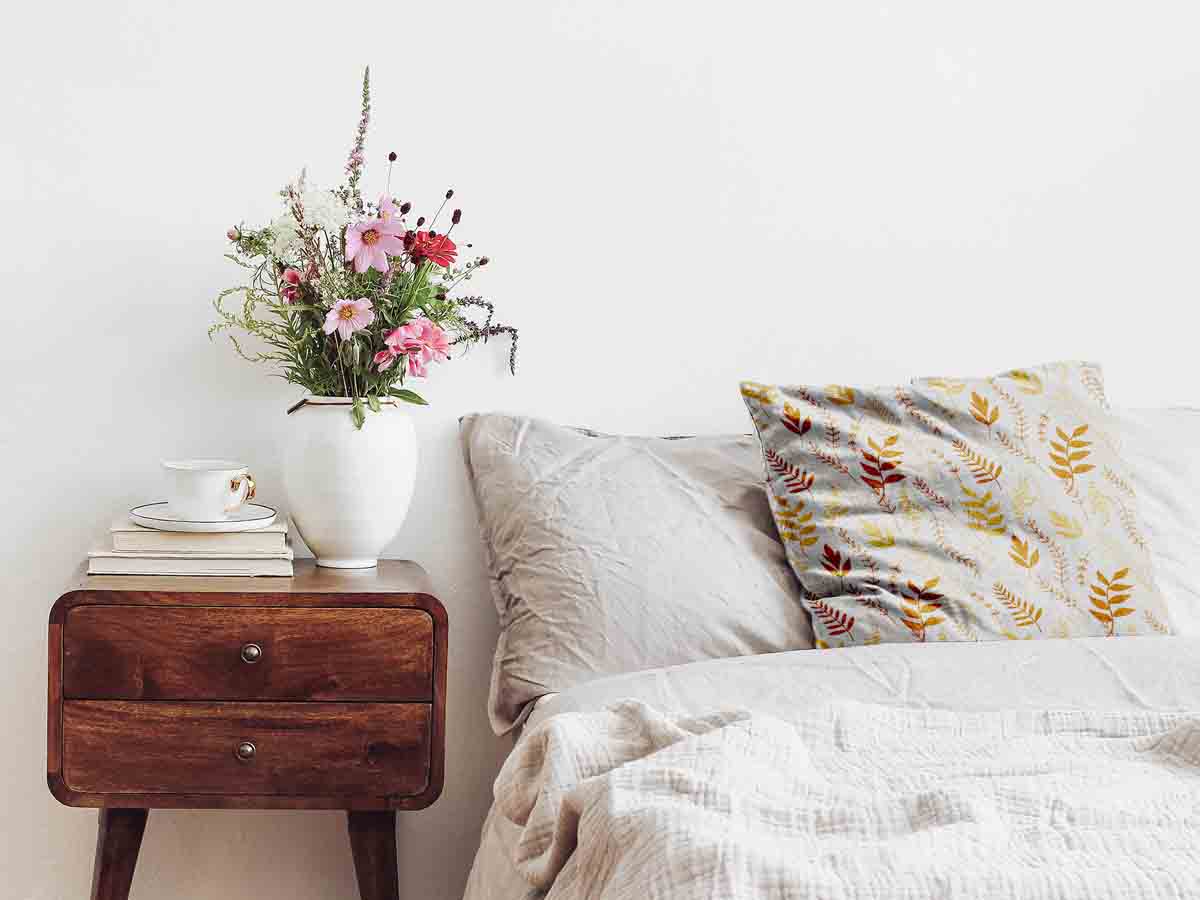 Cuscino sanitario bianco con rami autunnali