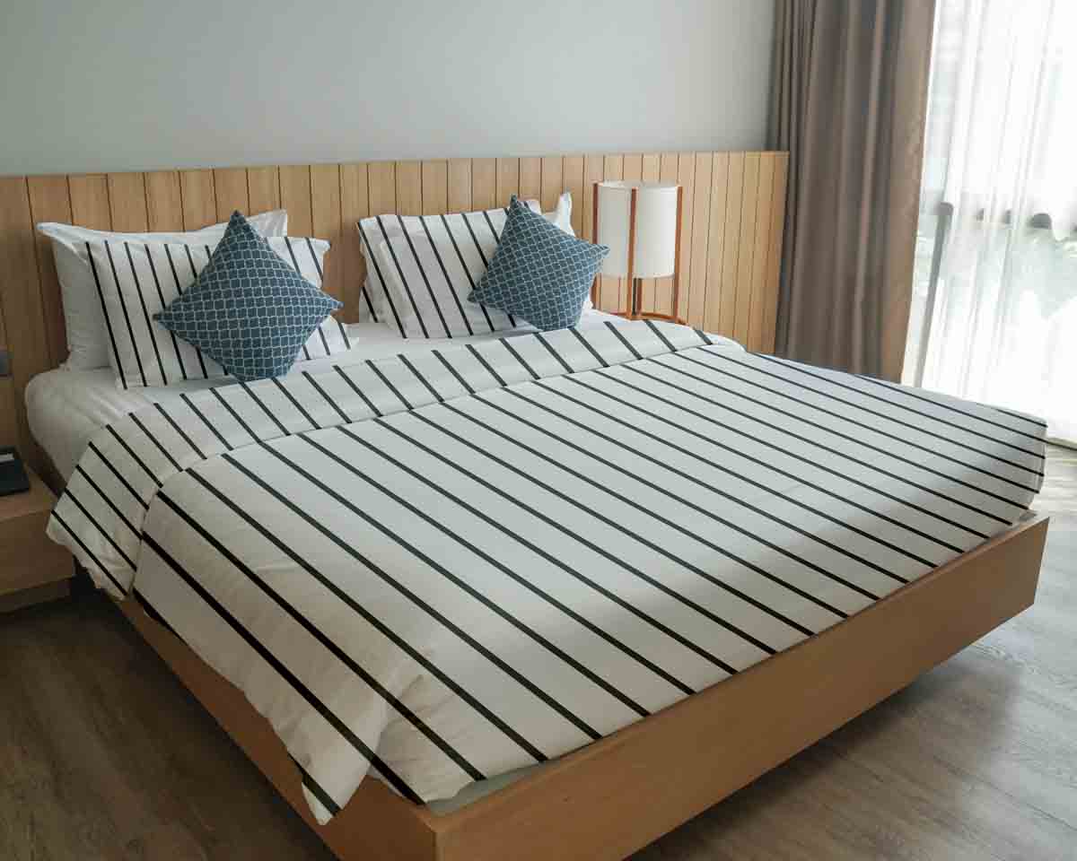 Set di biancheria da letto con coperta terapeutica bianca con strisce nere