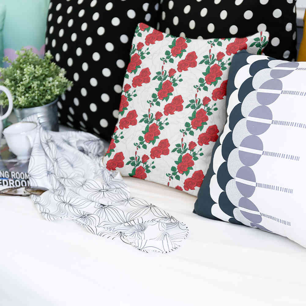 Cuscino sanitario bianco con cespuglio di rose