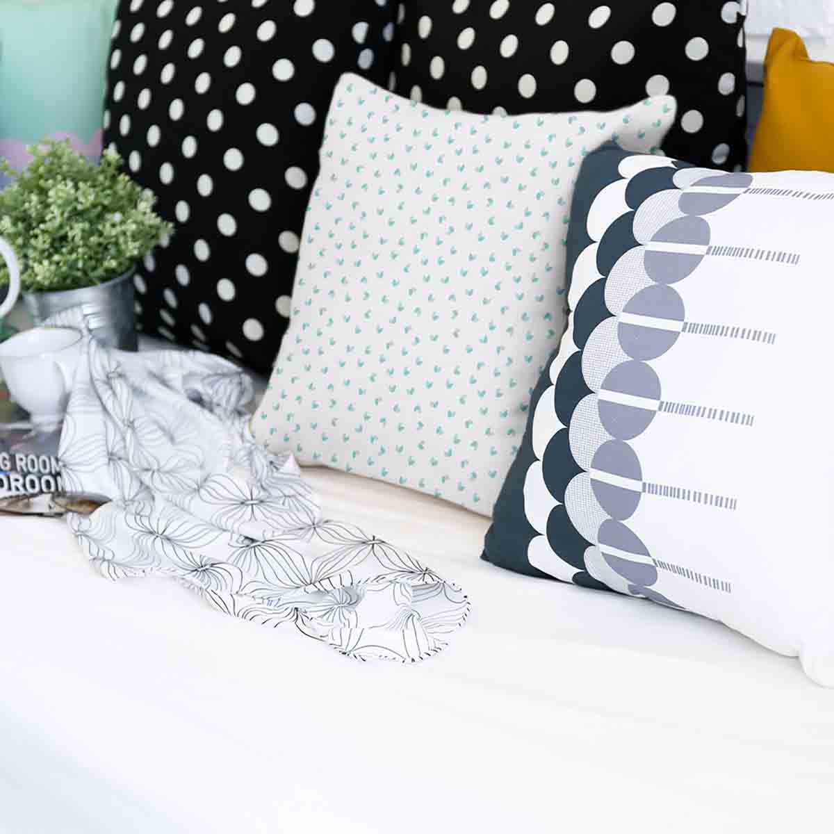 Cuscino sanitario bianco con cuoricini blu