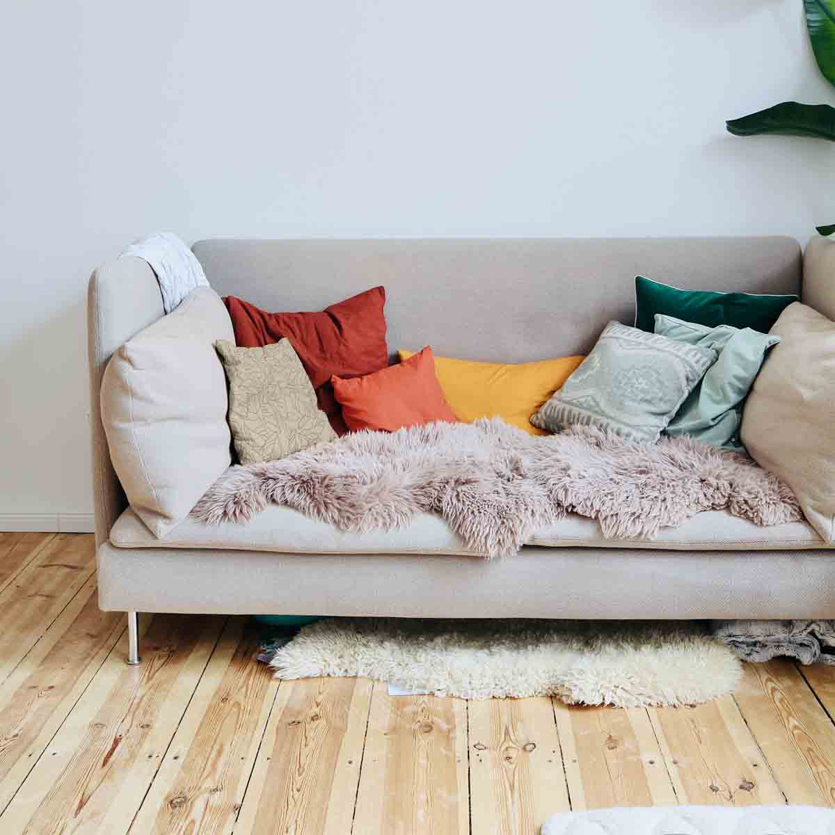 Cuscino sanitario beige con foglia nera