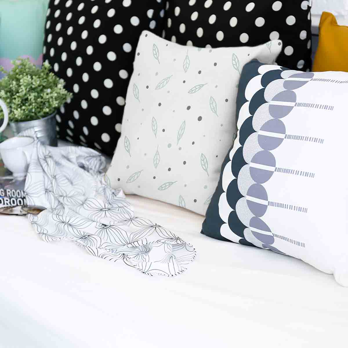 Cuscino sanitario bianco con piume e punti