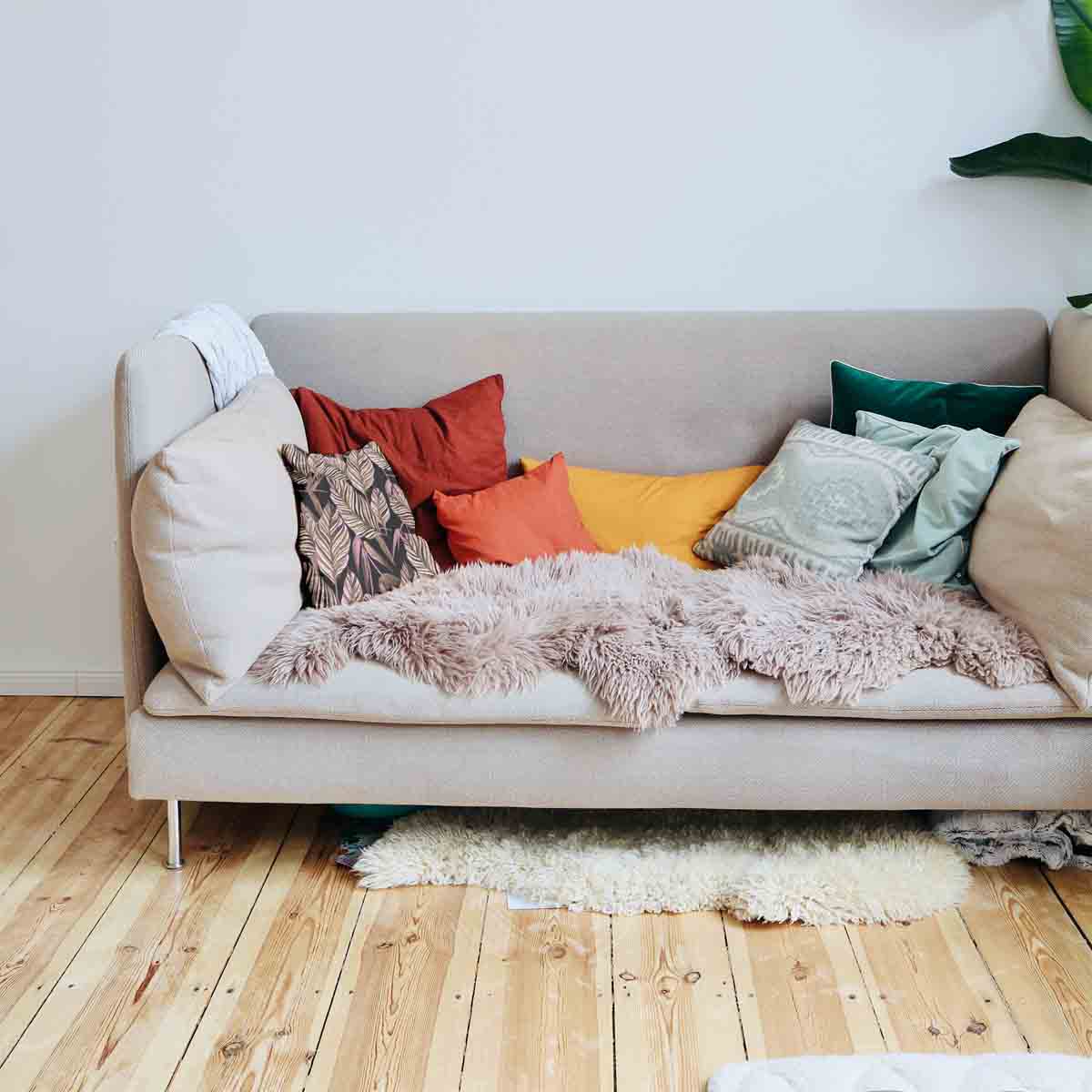 Cuscino sanitario nero con foglie viola