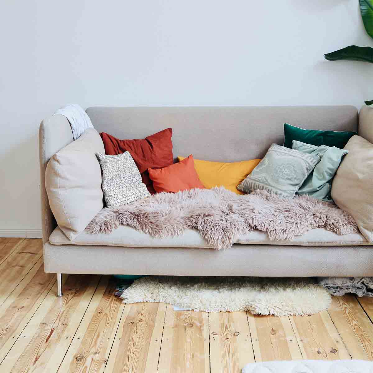 Cuscino sanitario bianco con delicate forme blu