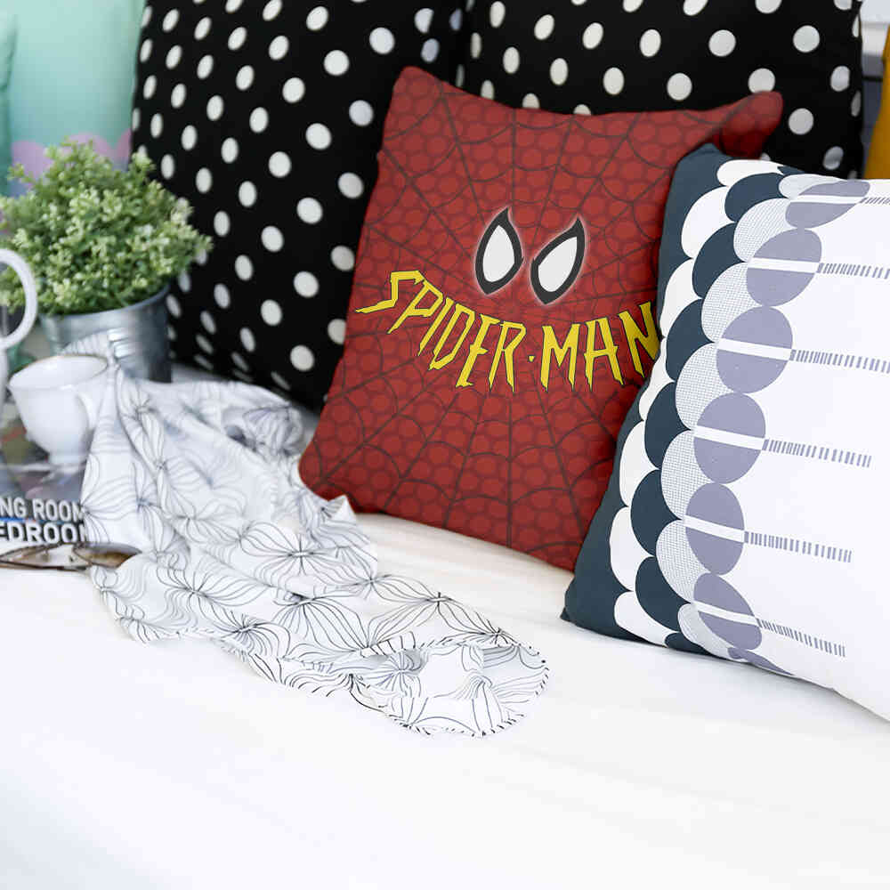 Cuscino salute rosso Spiderman