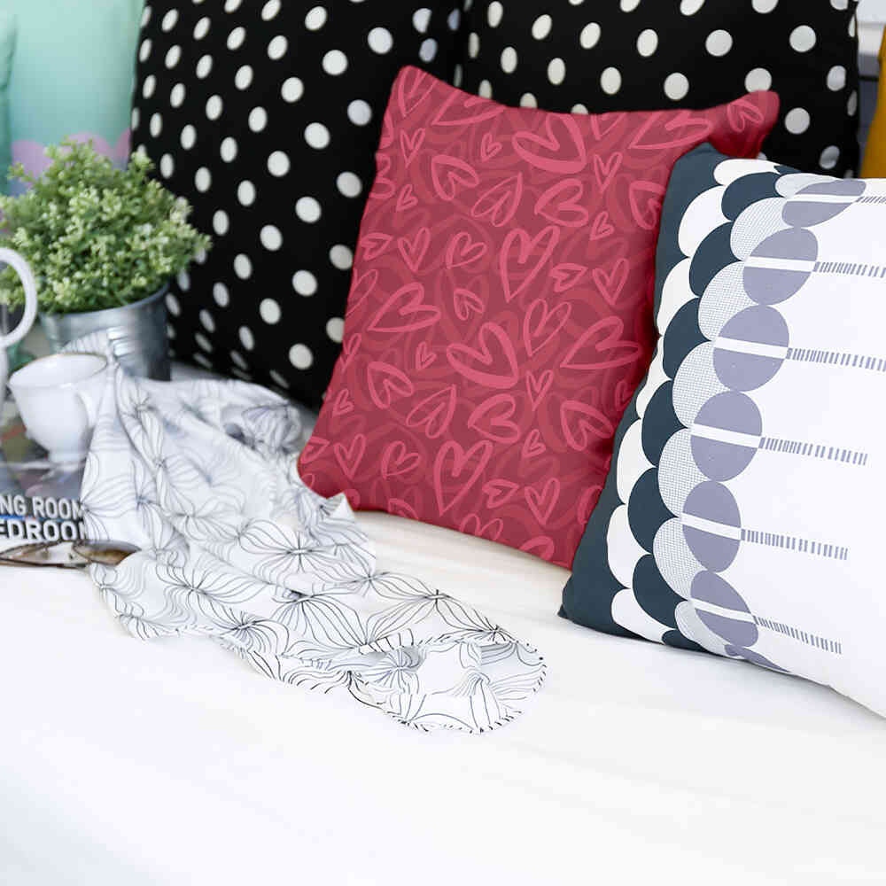 Cuscino sanitario rosso con motivo a cuore rosa