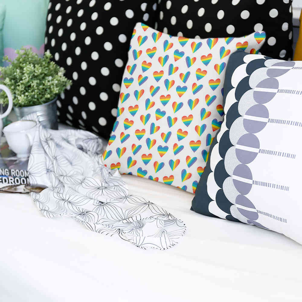 Cuscino salute LOVE IS LOVE