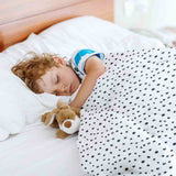 Set di biancheria da letto con coperta terapeutica bianca con molti piccoli puntini