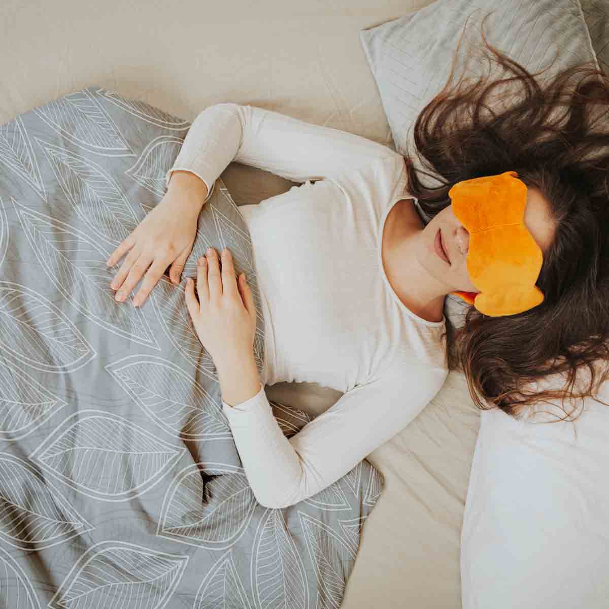 Set di biancheria da letto con coperta terapeutica grigia con foglie di palma bianche