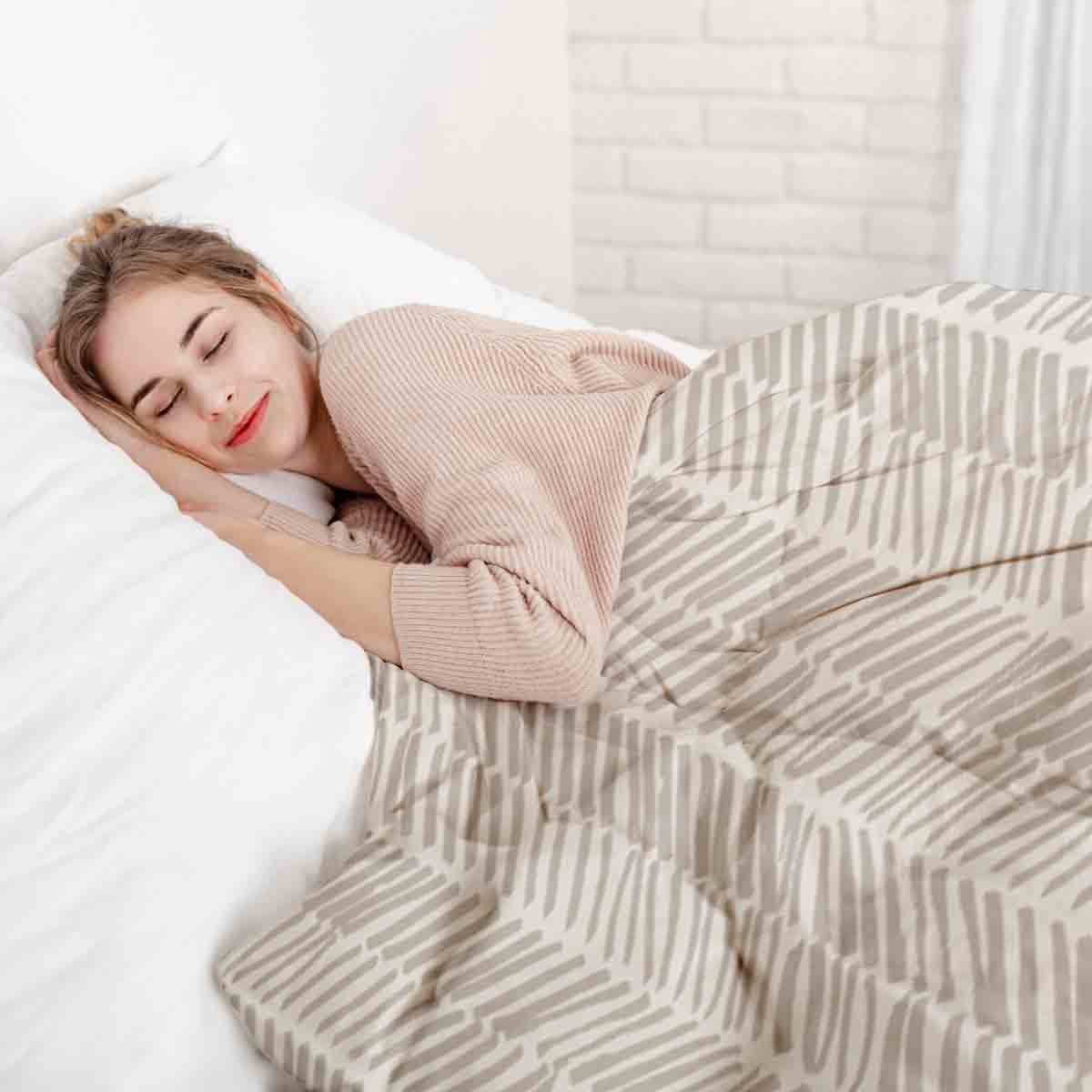 Set di biancheria da letto beige con coperte terapeutiche a righe