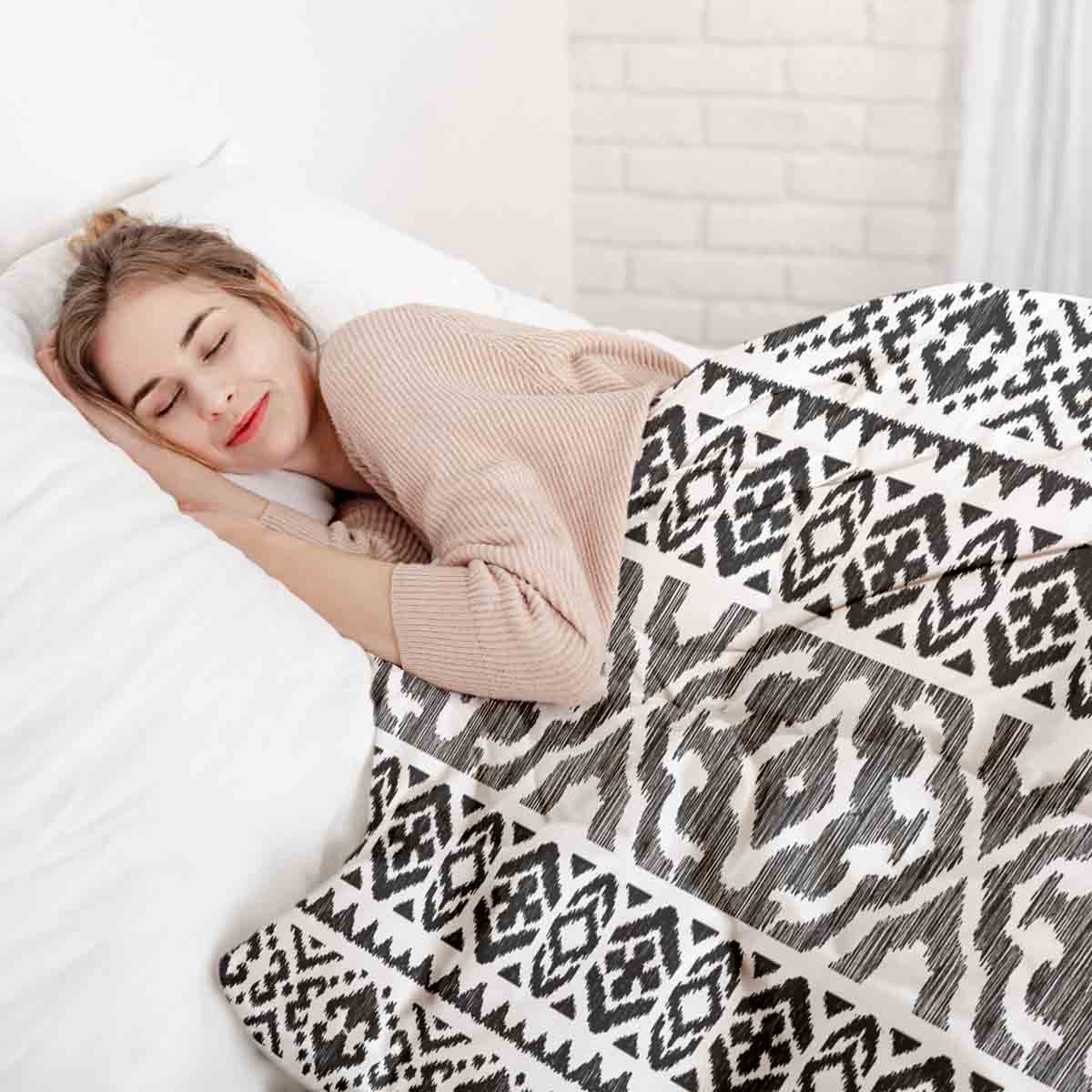 Set di biancheria da letto con coperte terapeutiche e forme nere