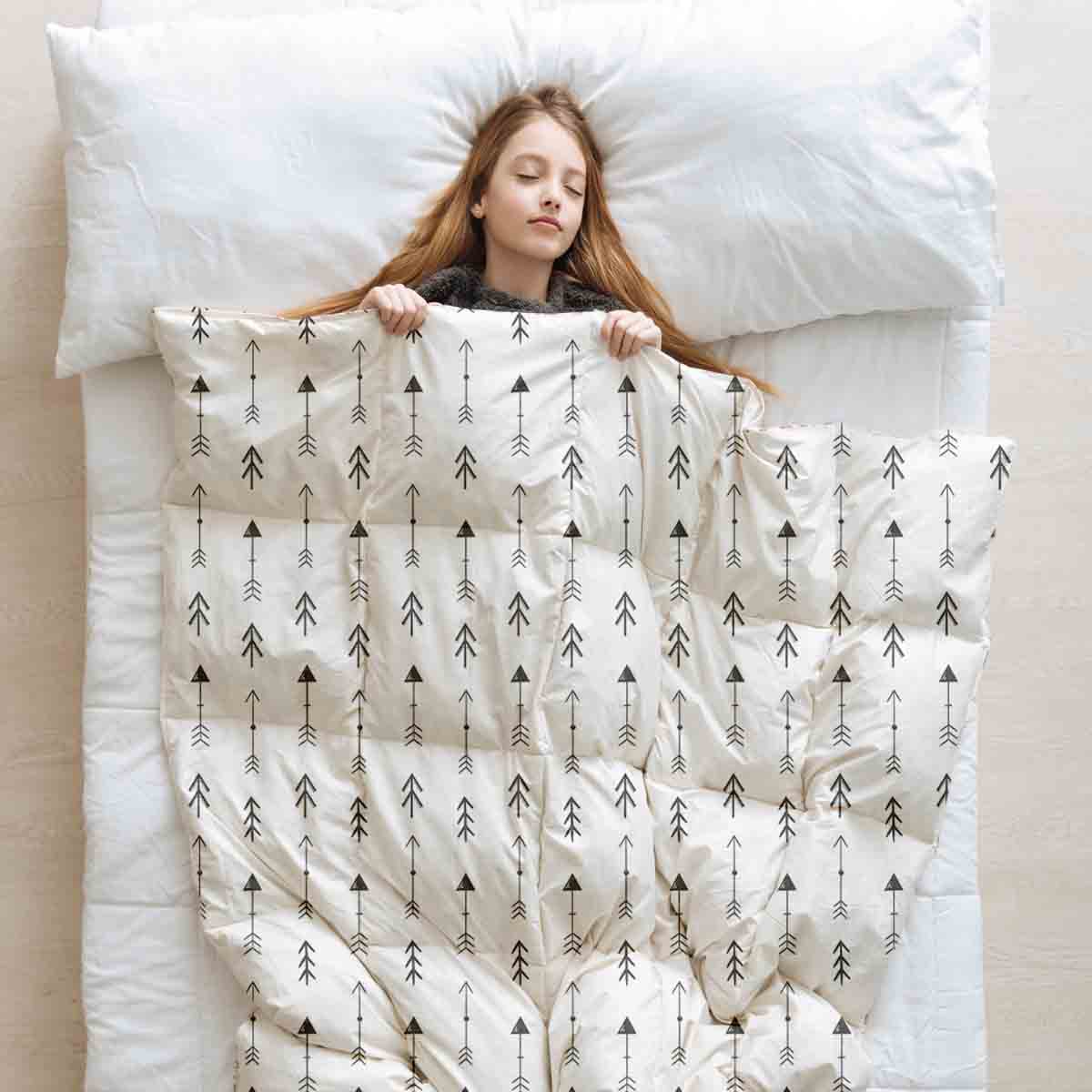 Set di biancheria da letto con coperte terapeutiche bianche con molte frecce nere