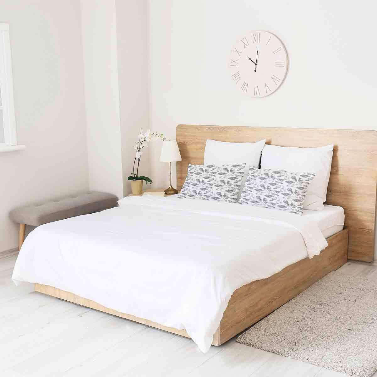 Cuscino sanitario bianco con foglie grigie