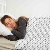 Set di biancheria da letto con coperta terapeutica bianca con molti punti grigi