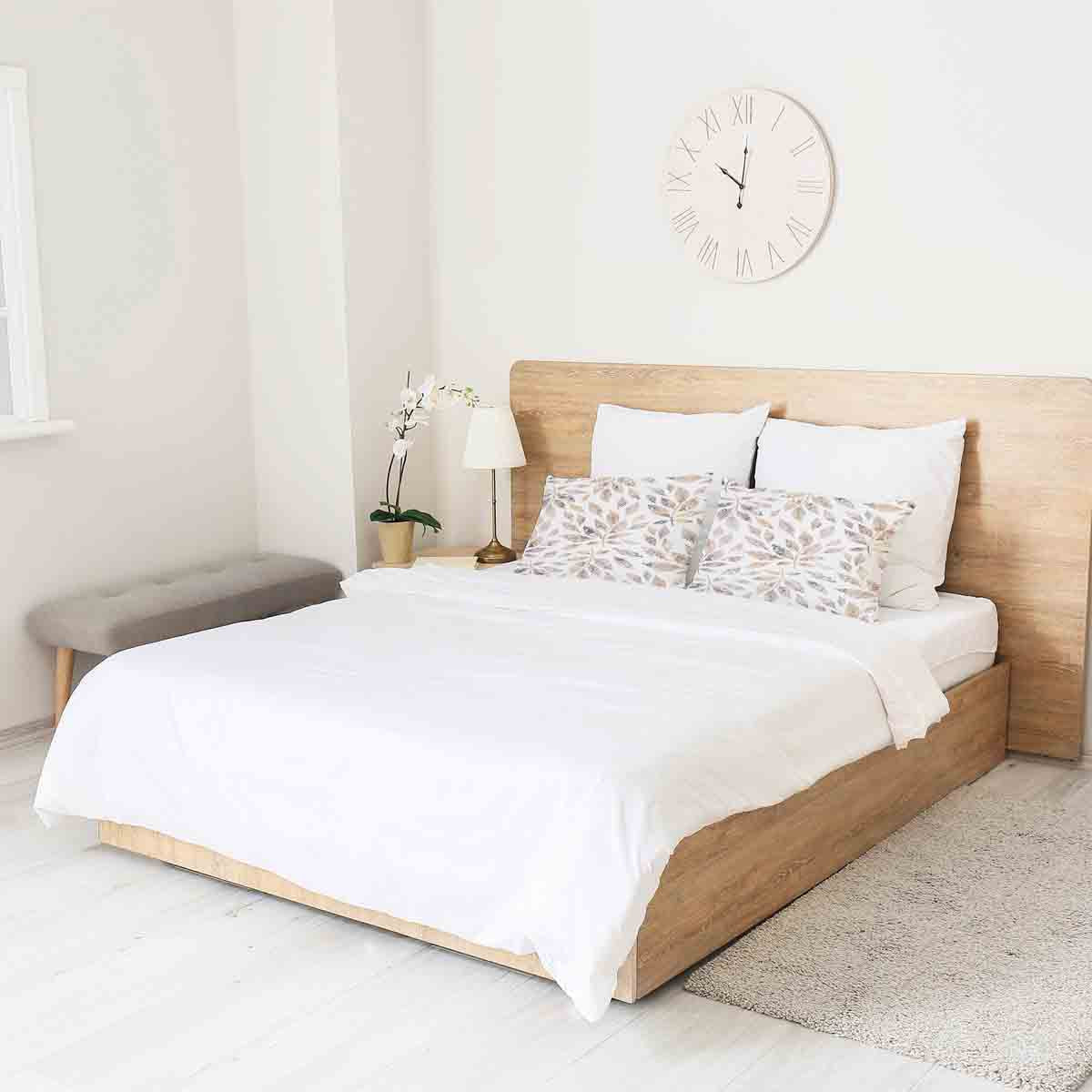 Cuscino sanitario bianco con rami marrone chiaro