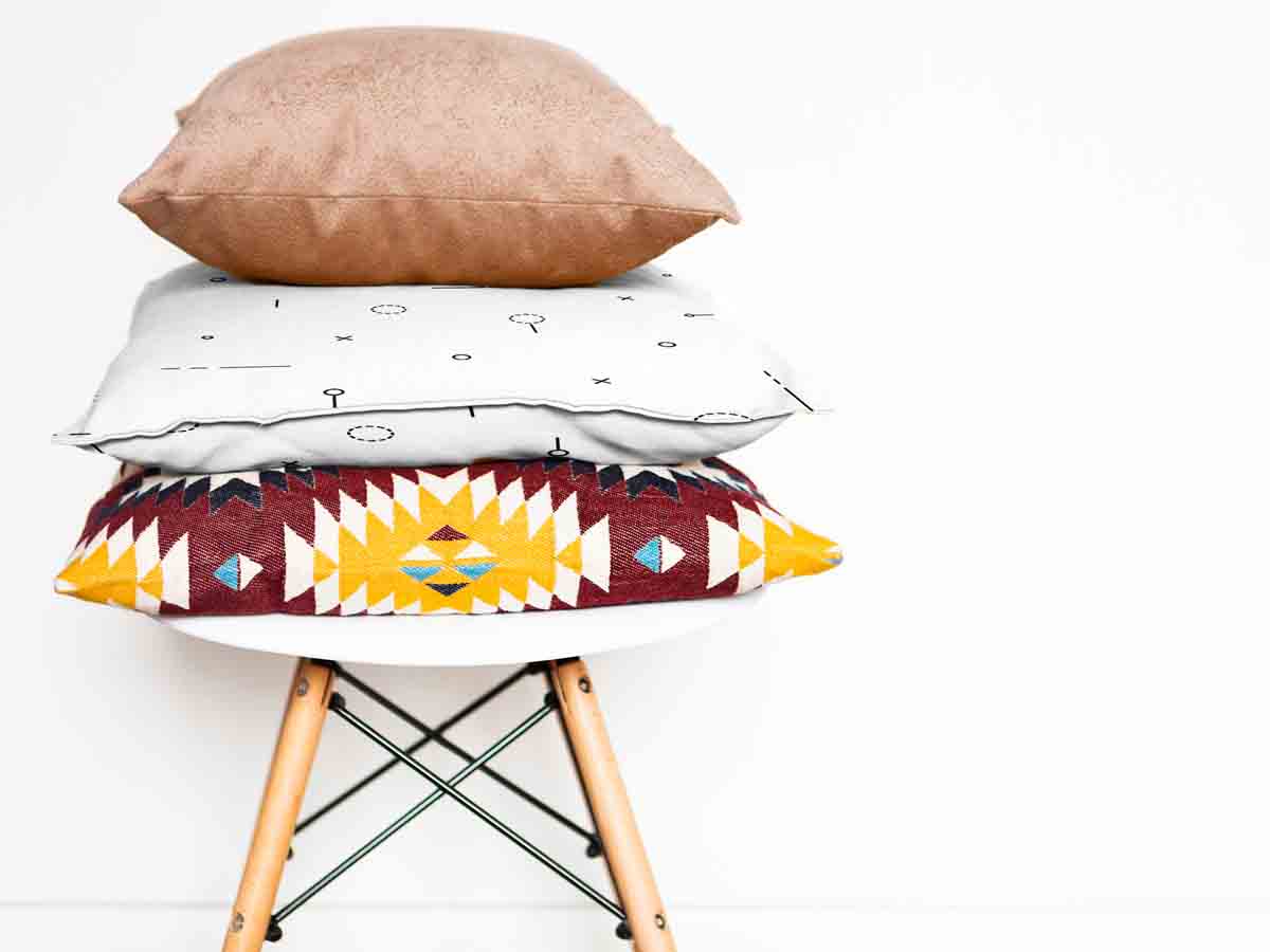 Cuscino sanitario bianco con forme nere