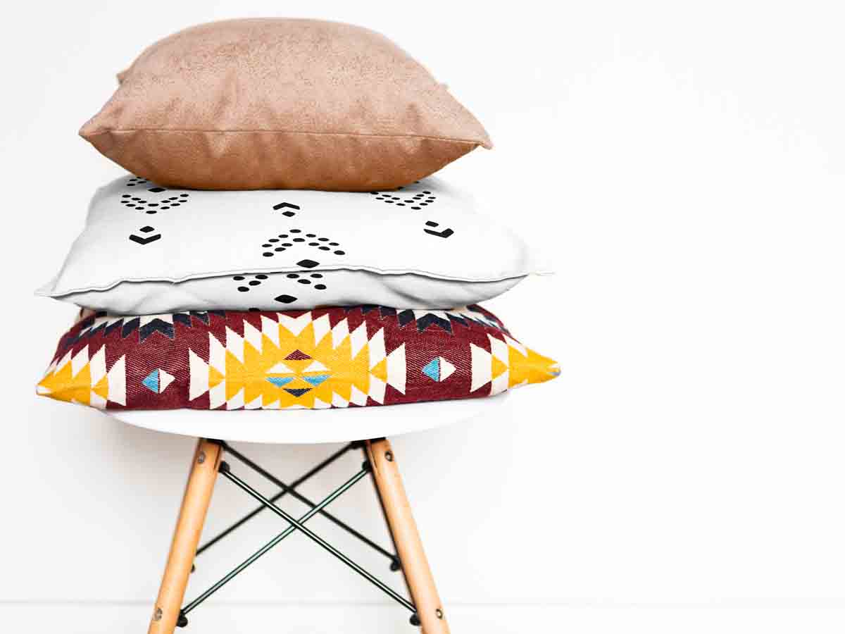 Cuscino sanitario bianco con motivo a freccia nera