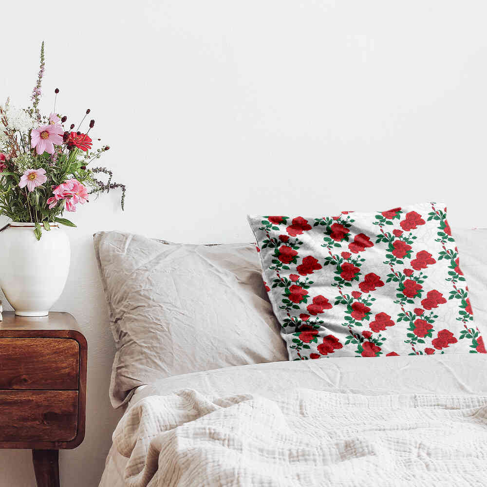 Cuscino sanitario bianco con cespuglio di rose