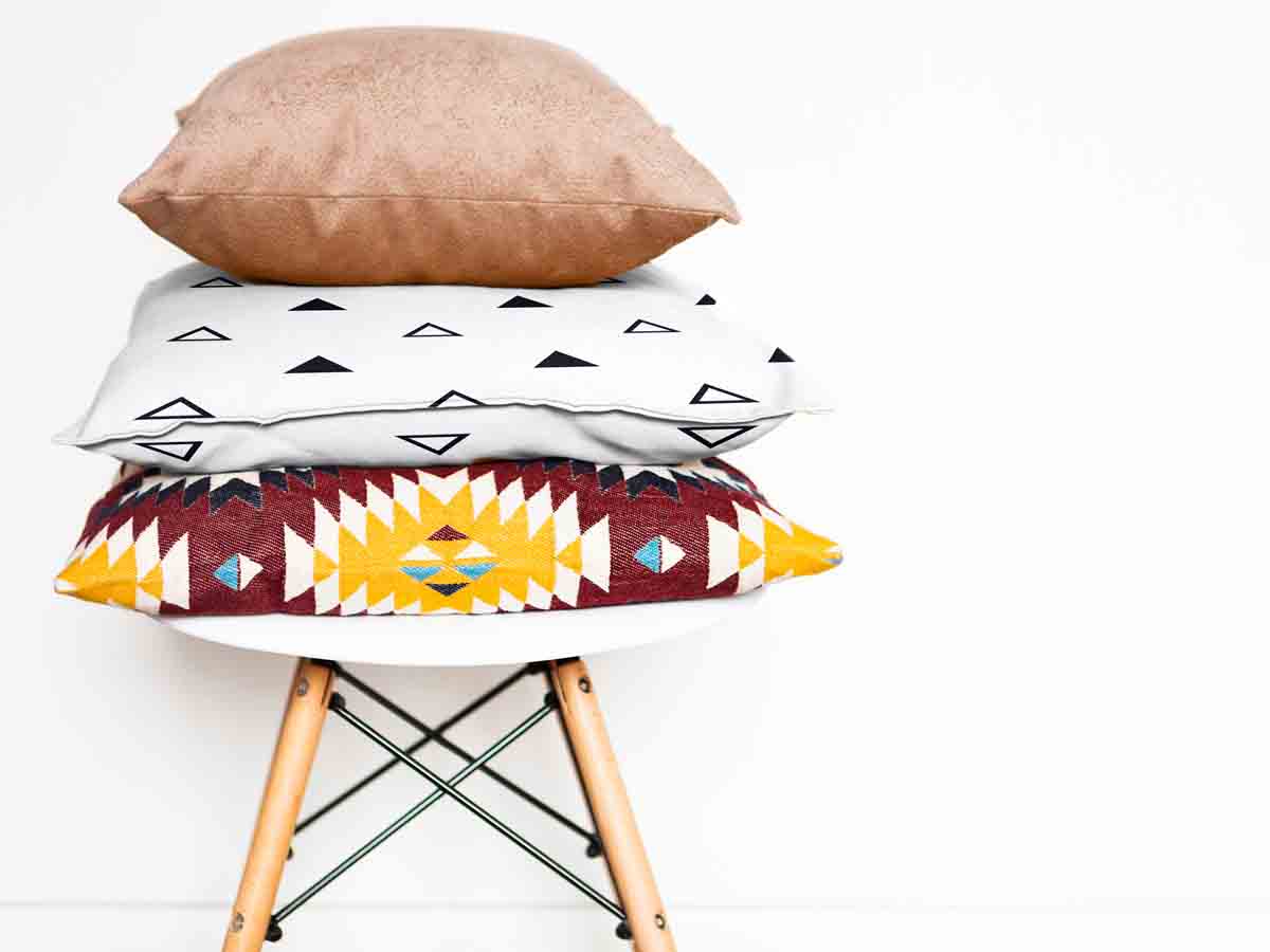 Cuscino sanitario bianco con triangoli neri