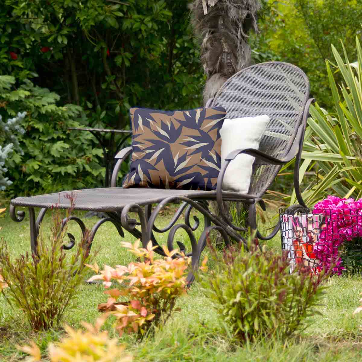 Cuscino sanitario marrone con foglie blu