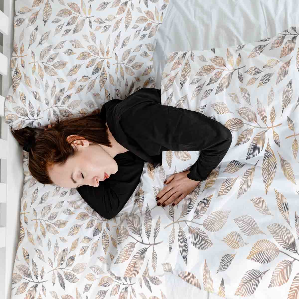 Set di biancheria da letto con coperte terapeutiche bianco con rami marrone chiaro