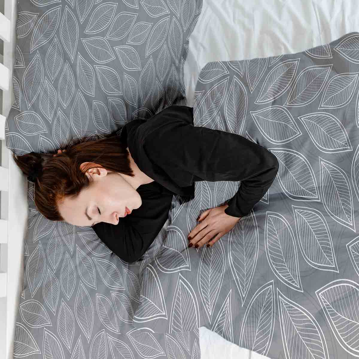 Set di biancheria da letto con coperta terapeutica grigia con foglie di palma bianche