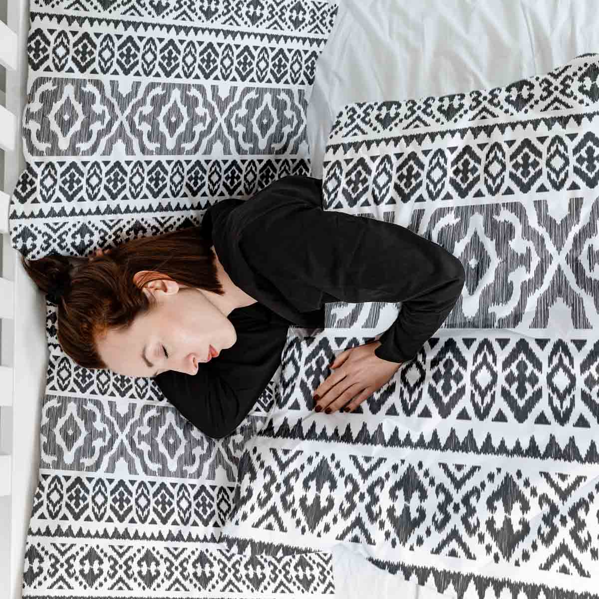 Set di biancheria da letto con coperte terapeutiche e forme nere