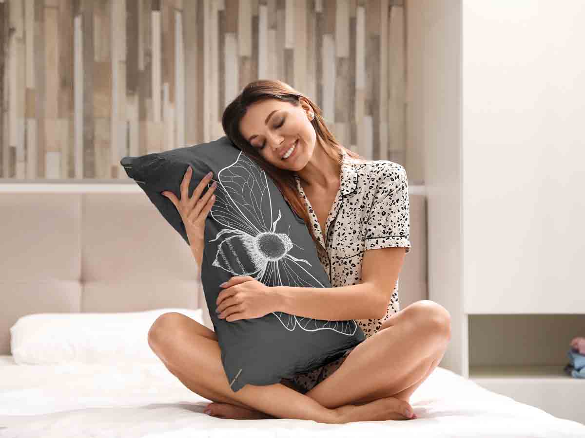 Cuscino sanitario nero con falena