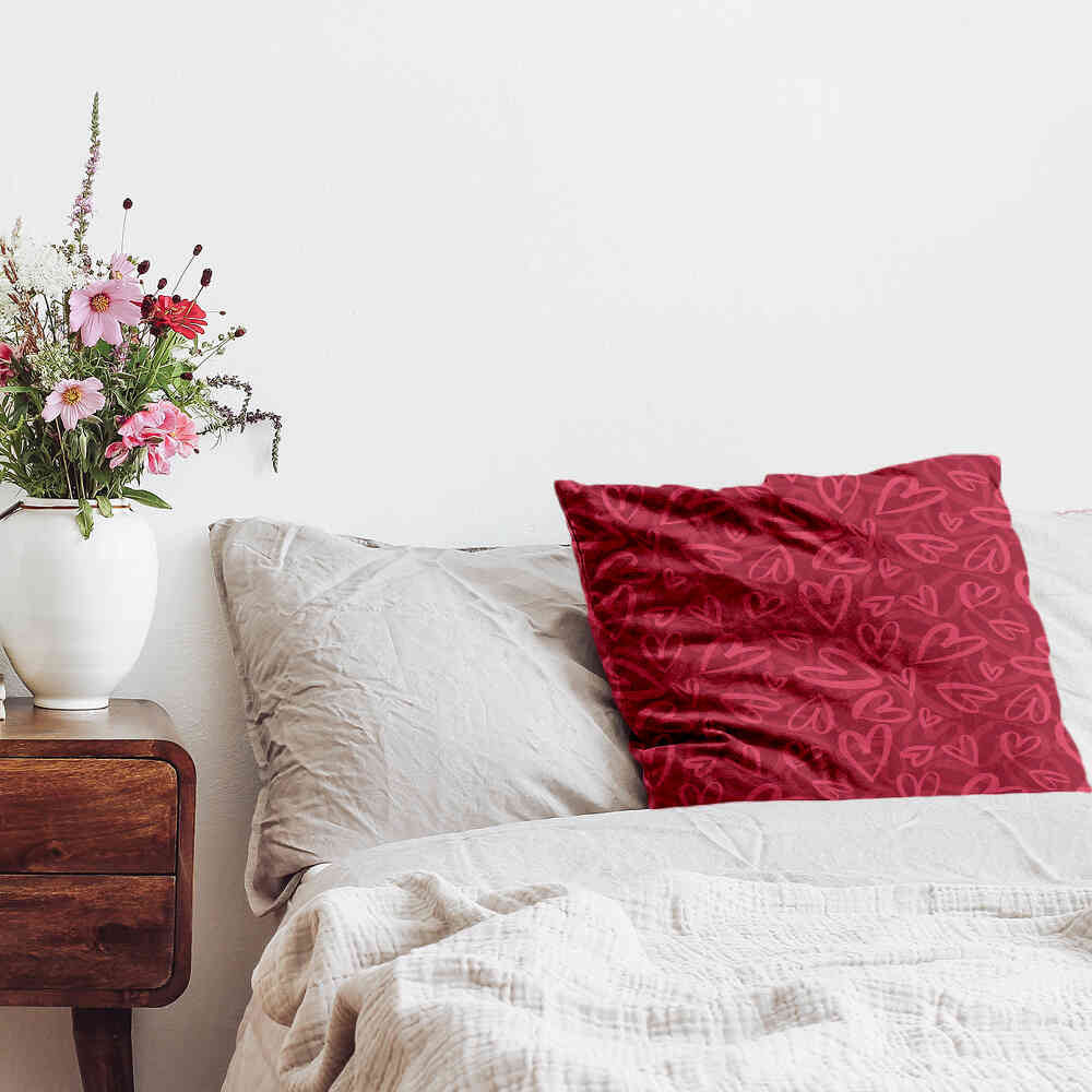 Cuscino sanitario rosso con motivo a cuore rosa