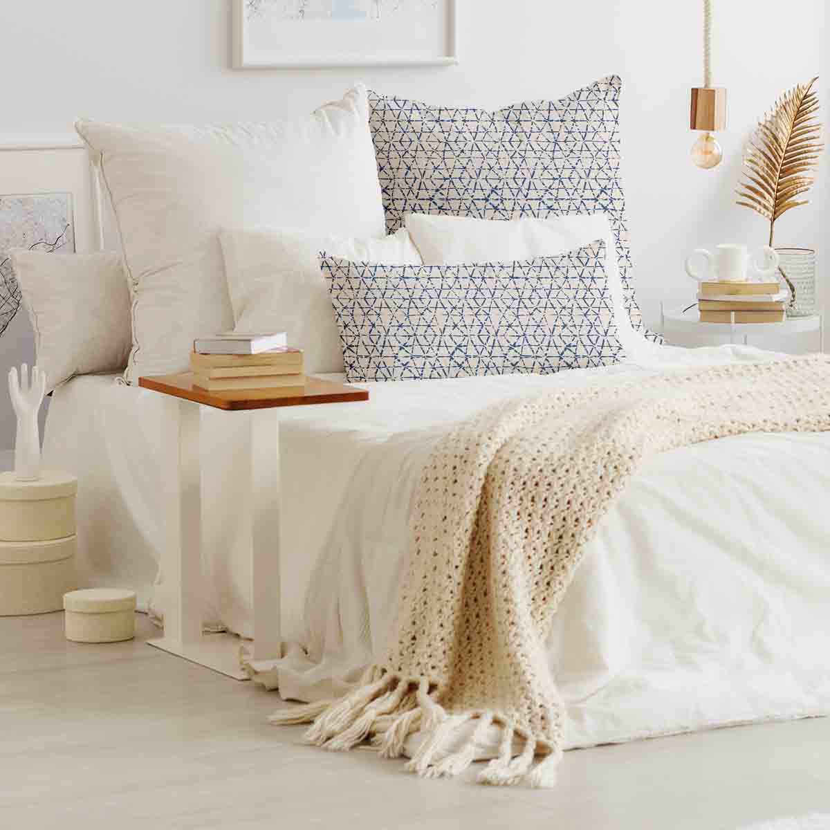 Cuscino sanitario bianco con delicate forme blu