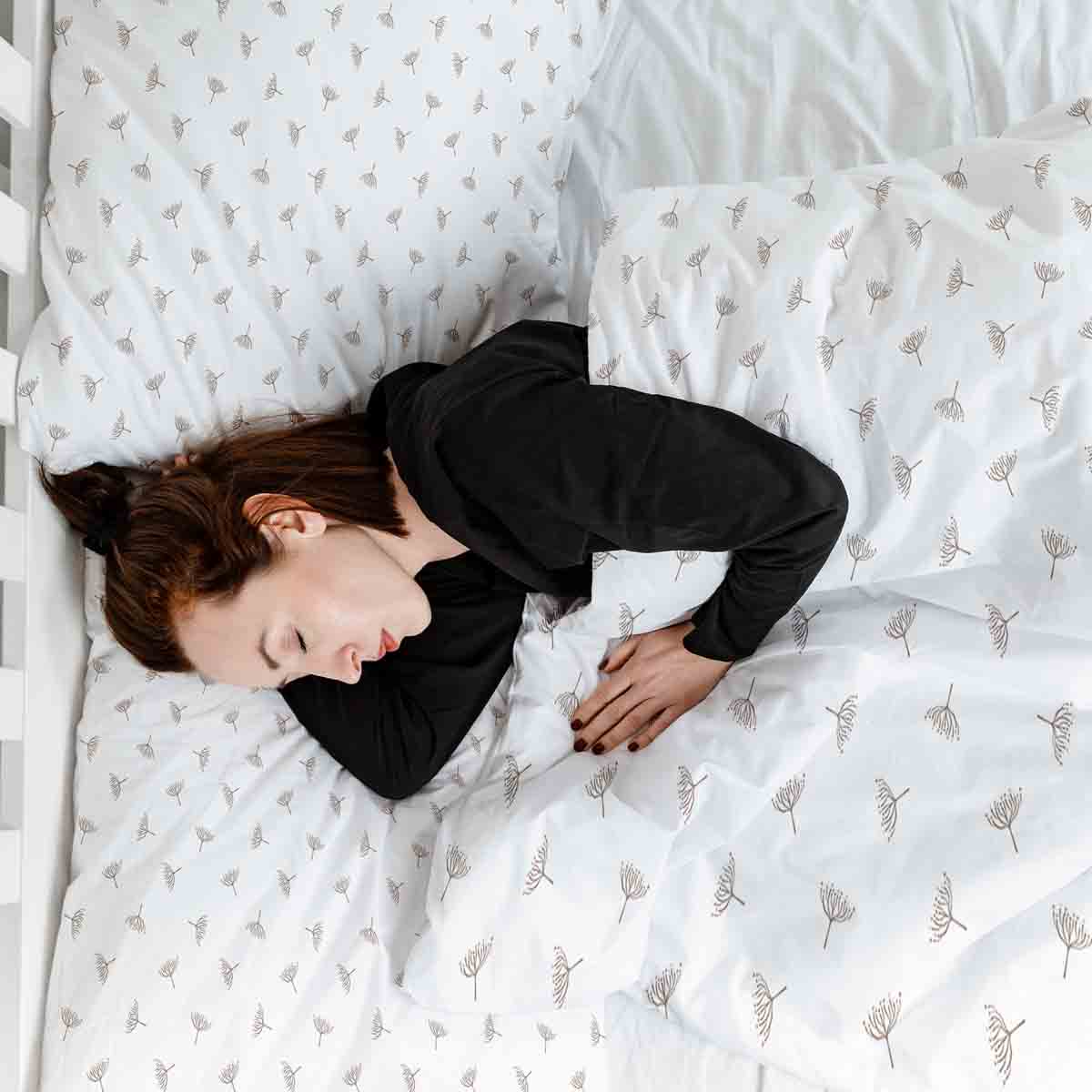 Set di biancheria da letto con coperte terapeutiche bianco con piccoli rametti di vischio