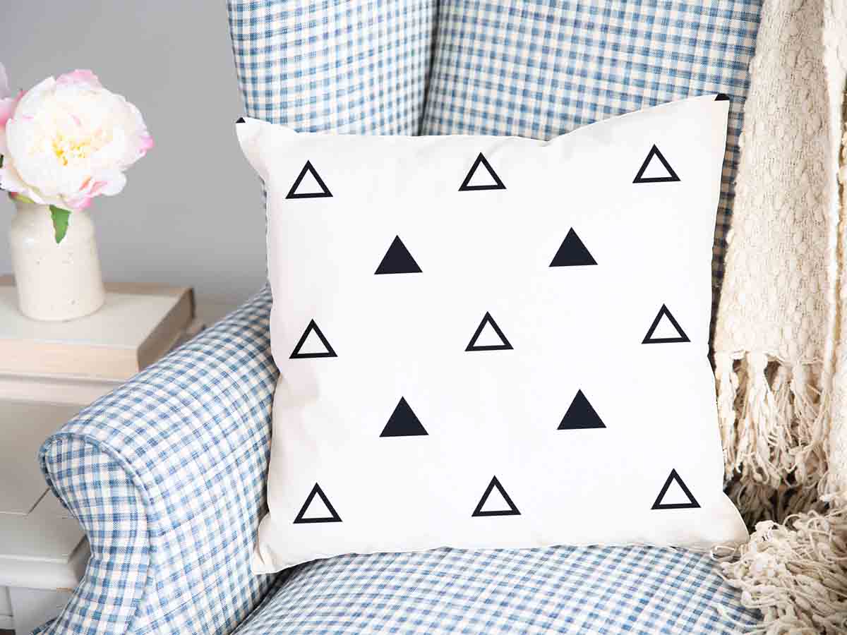 Cuscino sanitario bianco con triangoli neri