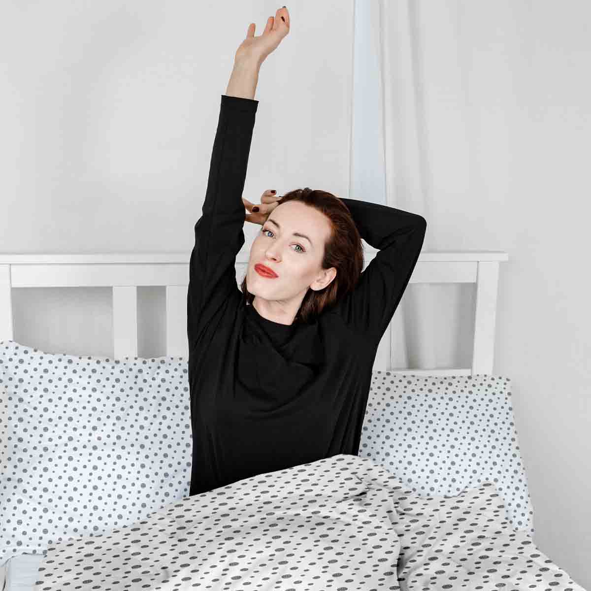 Set di biancheria da letto con coperta terapeutica bianca con molti punti grigi