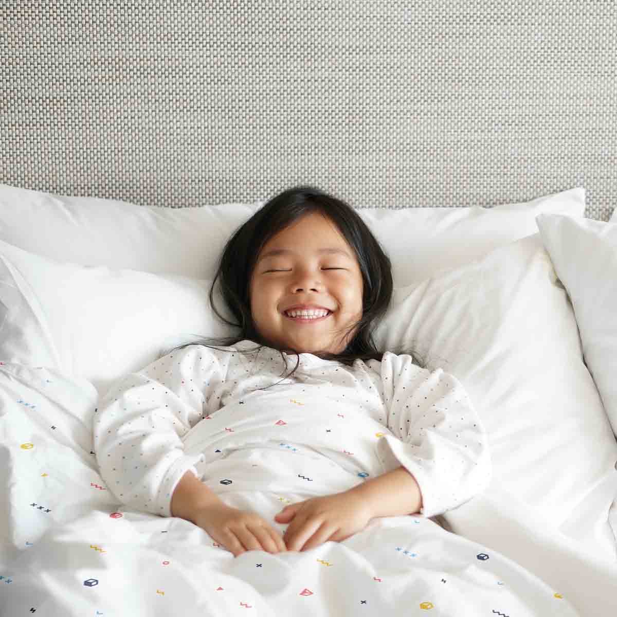 Set di biancheria da letto con coperte terapeutiche bianco con forme colorate