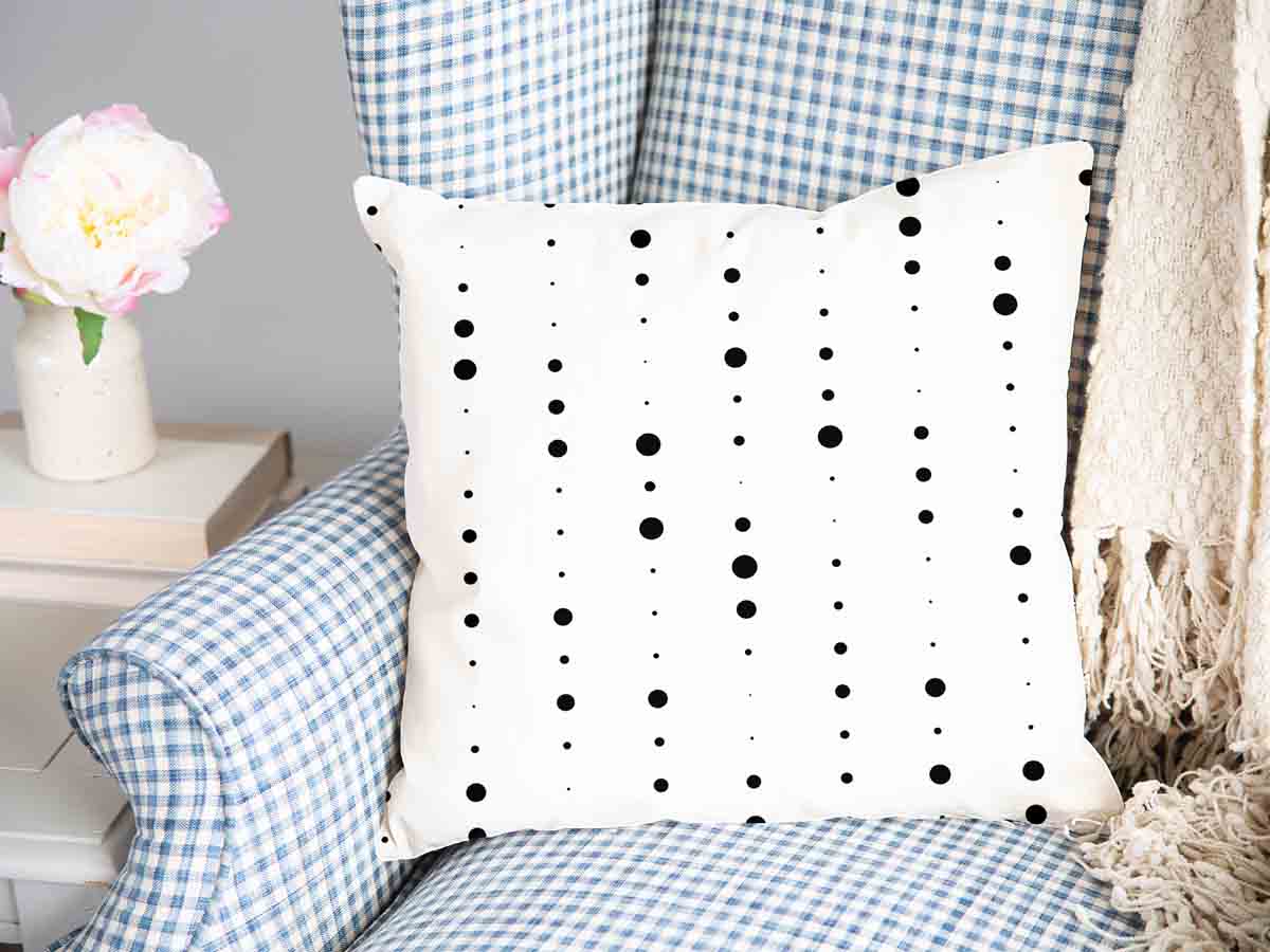 Cuscino sanitario bianco con punti neri