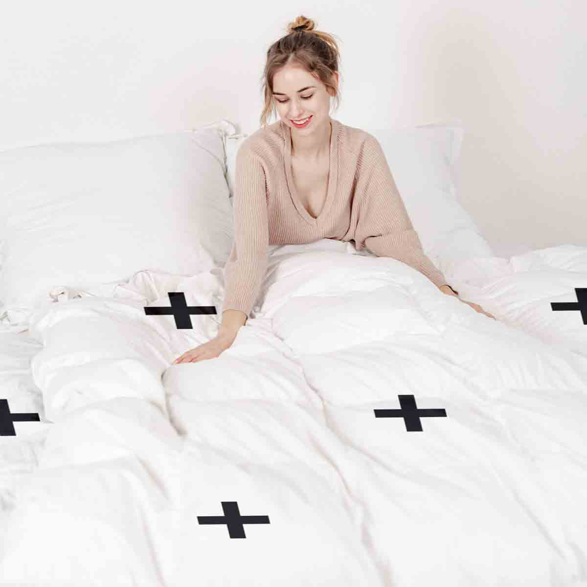 Set di biancheria da letto con coperte terapeutiche con croci nere