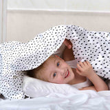 Set di biancheria da letto con coperta terapeutica bianca con molti piccoli puntini