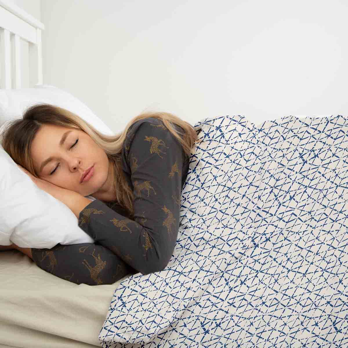 Coperta terapeutica originale - Rivestimento in cotone bianco con delicate forme blu