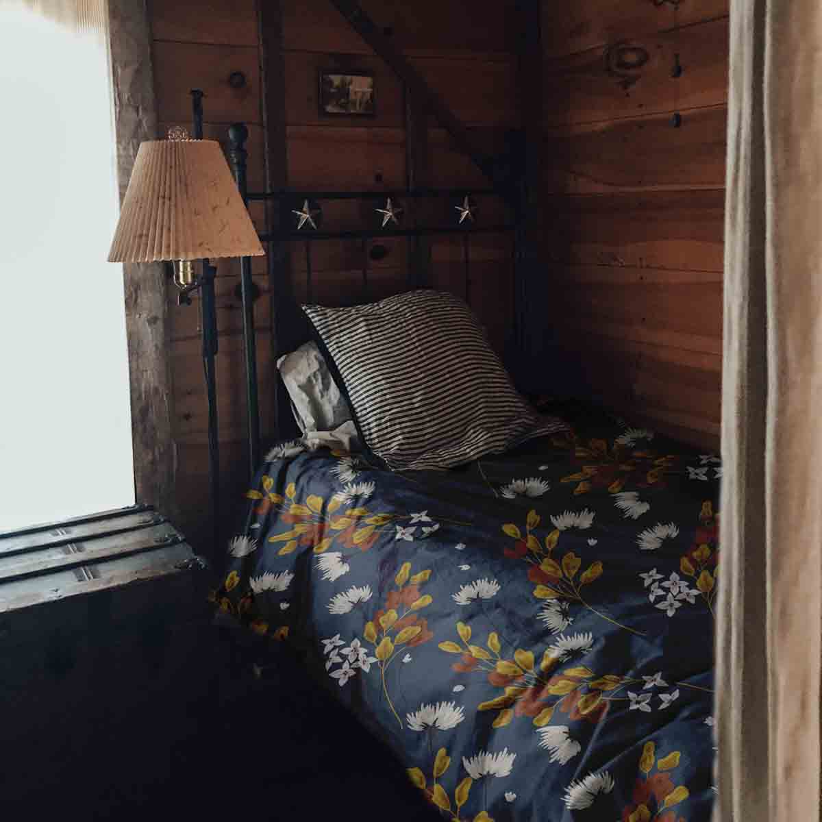 Set di biancheria da letto con coperta terapeutica blu con mazzo di fiori