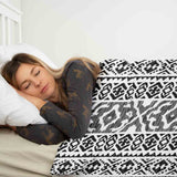 Set di biancheria da letto con coperte terapeutiche e forme nere